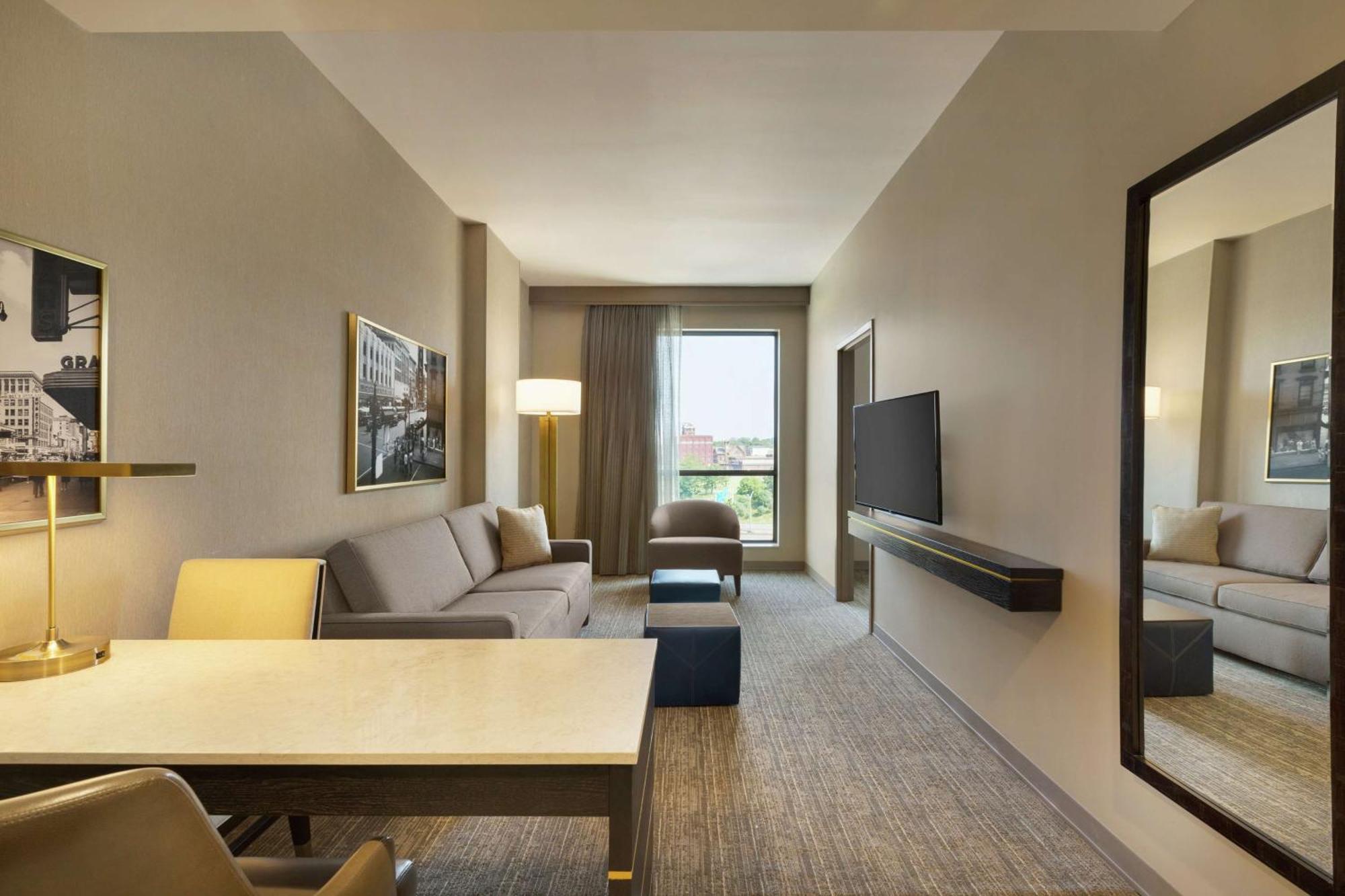 Hotel Embassy By Hilton Destiny